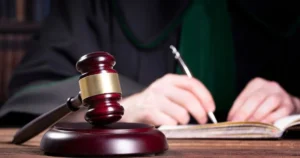 مكتب معيضد المنصوري للمحاماة والاستشارات القانونية في أبوظبي مع إطلالة على أفق المدينة ورمز العدالة