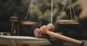 ميزان العدالة ومطرقة القاضي يرمزان إلى القانون والعدالة في القضايا التجارية والشركات في دولة الإمارات