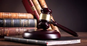 مطرقة قاضٍ وكتب قانونية ترمز إلى خدمات محامي دبي والاستشارات القانونية وفق قوانين دولة الإمارات العربية المتحدة